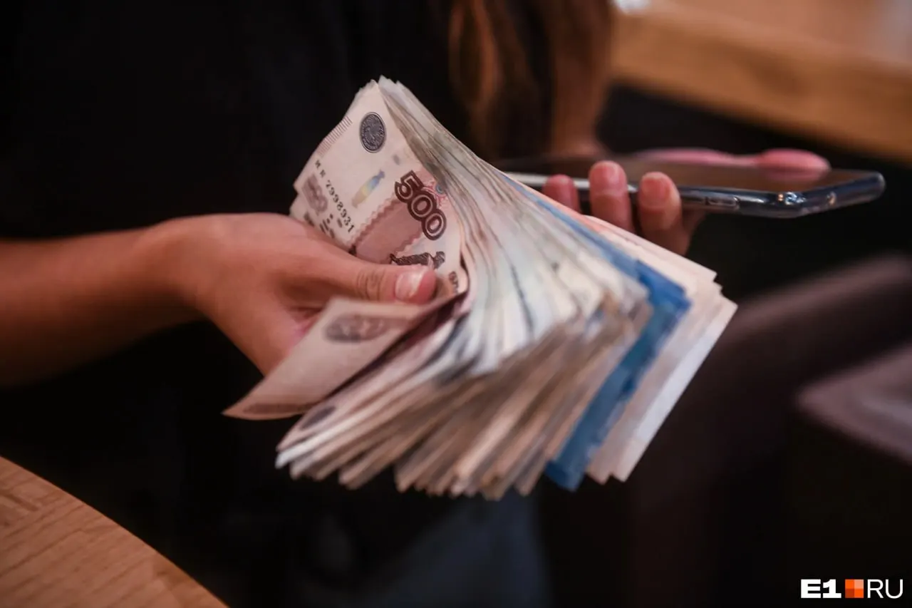 В Свердловской области задержали соучастницу серии мошенничеств; у полиции изъяты крупные суммы, но одна потерпевшая ещё не заявляла — её деньги готовы вернуть владельцу.