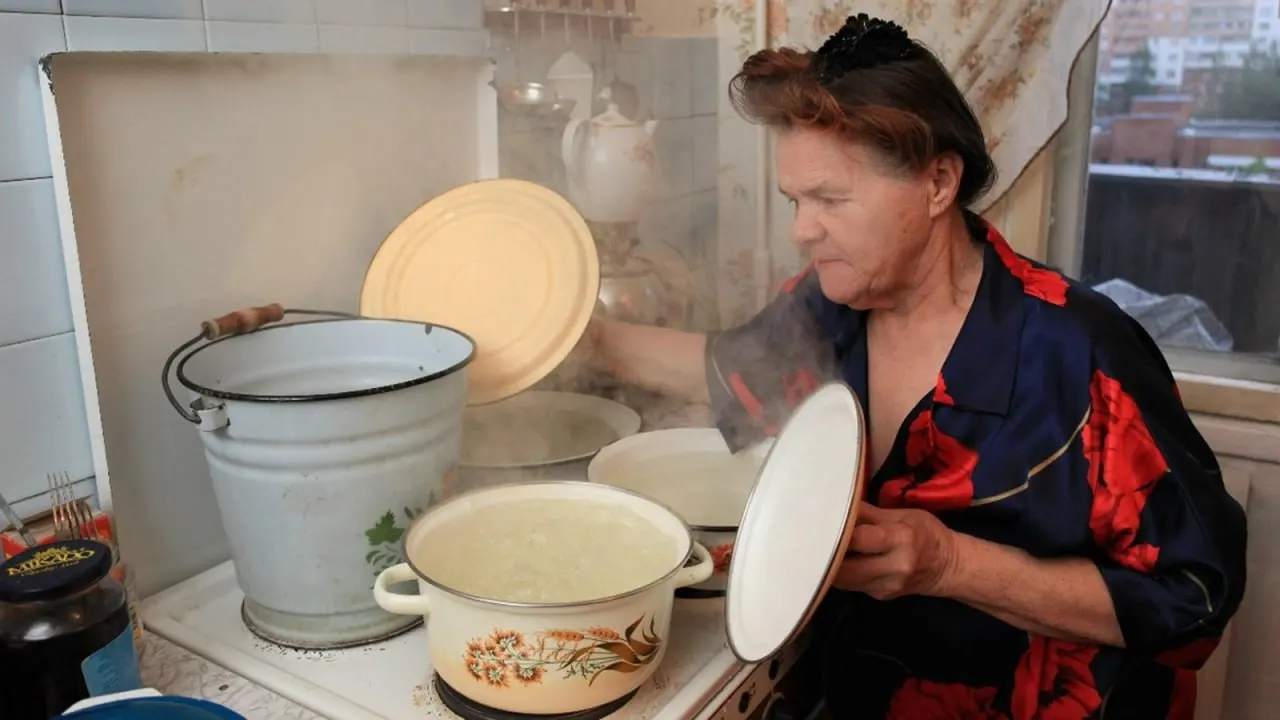 Из‑за опрессовки магистралей от Кировской ТЭЦ‑4 горячее водоснабжение в северной части города приостановят на неделю. При обнаружении дефектов отключения могут продлить ещё до двух недель.