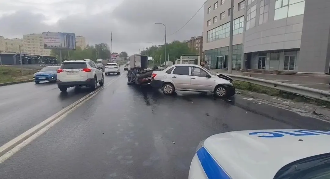 Днем на Казанском шоссе 20‑летний водитель «ВАЗ-2107» выехал на встречку и столкнулся с «Газелью» и «Грантой». В результате шесть человек, включая четырех детей, госпитализированы в больницу имени Семашко.