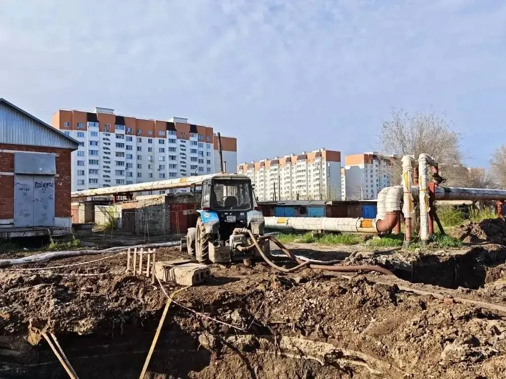 Из‑за повреждения 20‑метрового участка самотечного коллектора в нескольких микрорайонах Энгельса снижено водоснабжение; объявлены выговоры руководству ЖКХ, организован подвоз воды.