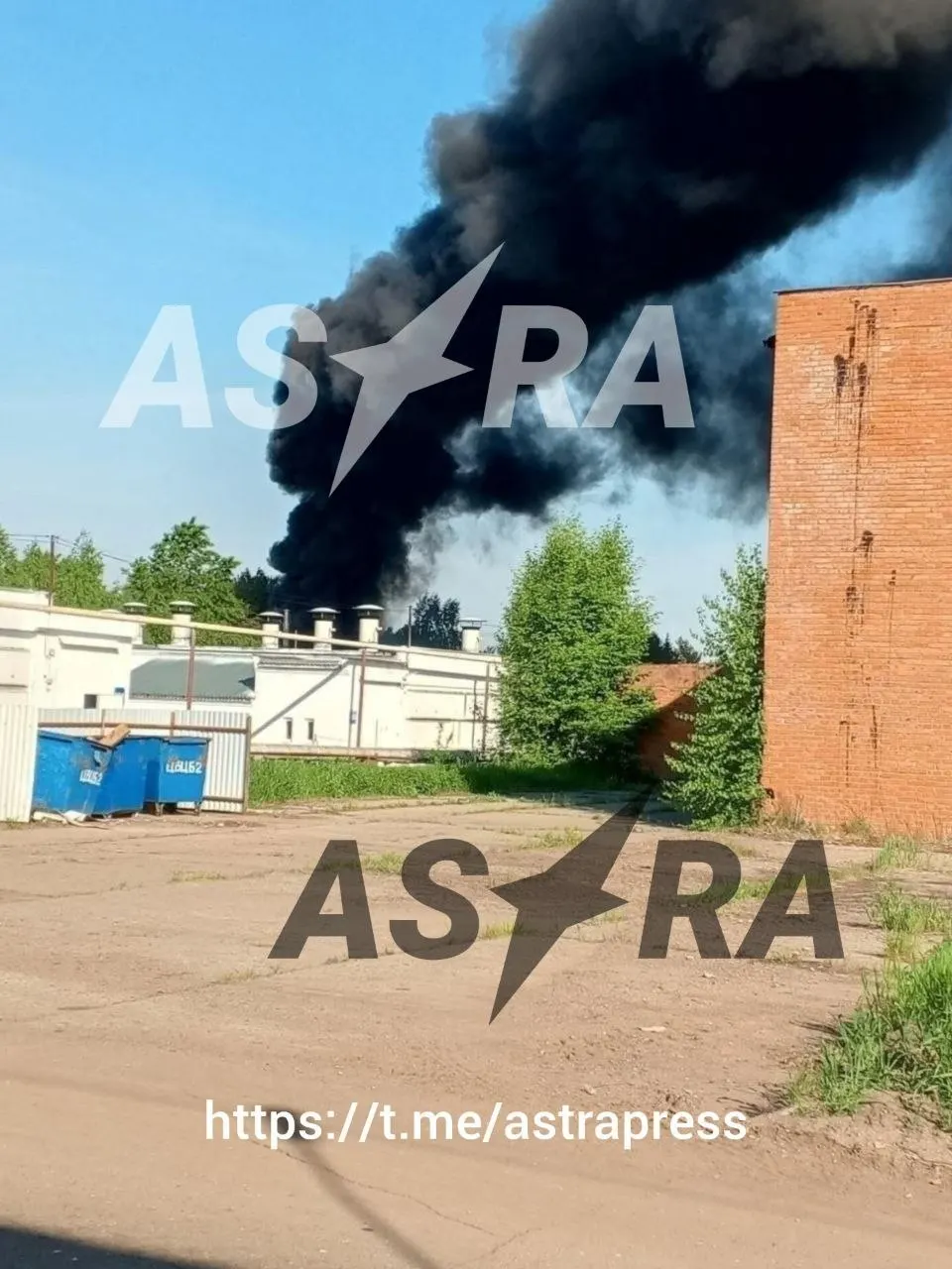 OSINT-аналитики опубликовали кадры утренней атаки БПЛА в Глазове: дым заметили у птицефабрики в 500 метрах от электроподстанции «Звездная». В МЧС сообщают о возгорании около 300 кв. м., причины выясняются.