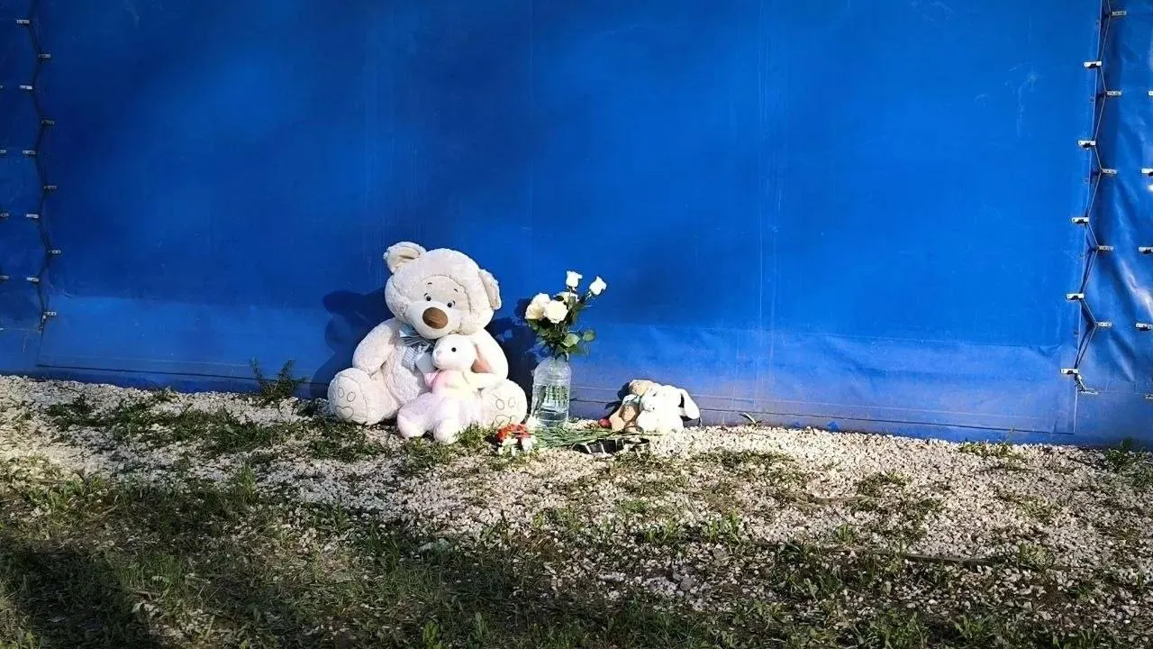 На месте трагедии жители оставляют цветы и игрушки в память о погибшей девочке. Подробности происшествия уточняются.