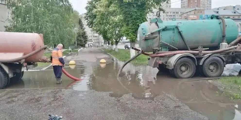 После обрушения коммунального коллектора в Энгельсе Саратовской области город несколько недель страдает от подтоплений нечистотами: отключили холодную воду, по городу появились «фекальные лужи», жители жалуются на запах и нехватку питьевой воды.