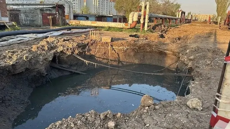 Из‑за работ на аварийном коллекторе в Энгельсе запланированы временные отключения и понижение давления воды в несколько периодов — организован подвоз воды для жителей.