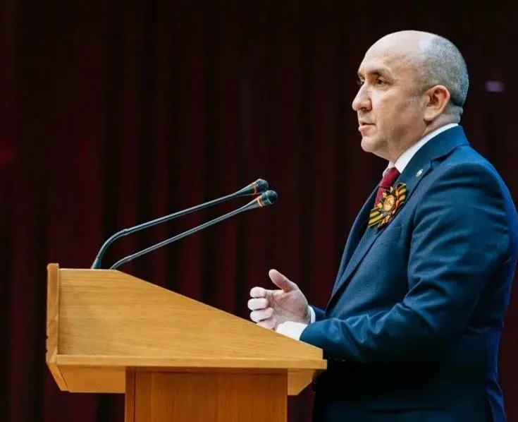 Президент наградил главу кабинета министров Чувашии за трудовые успехи. Артамонов работает в региональном правительстве почти десять лет; его имя связывают с рядом спорных эпизодов, среди которых внедрение мессенджера в госучреждения и инцидент с хлебозаводом.
