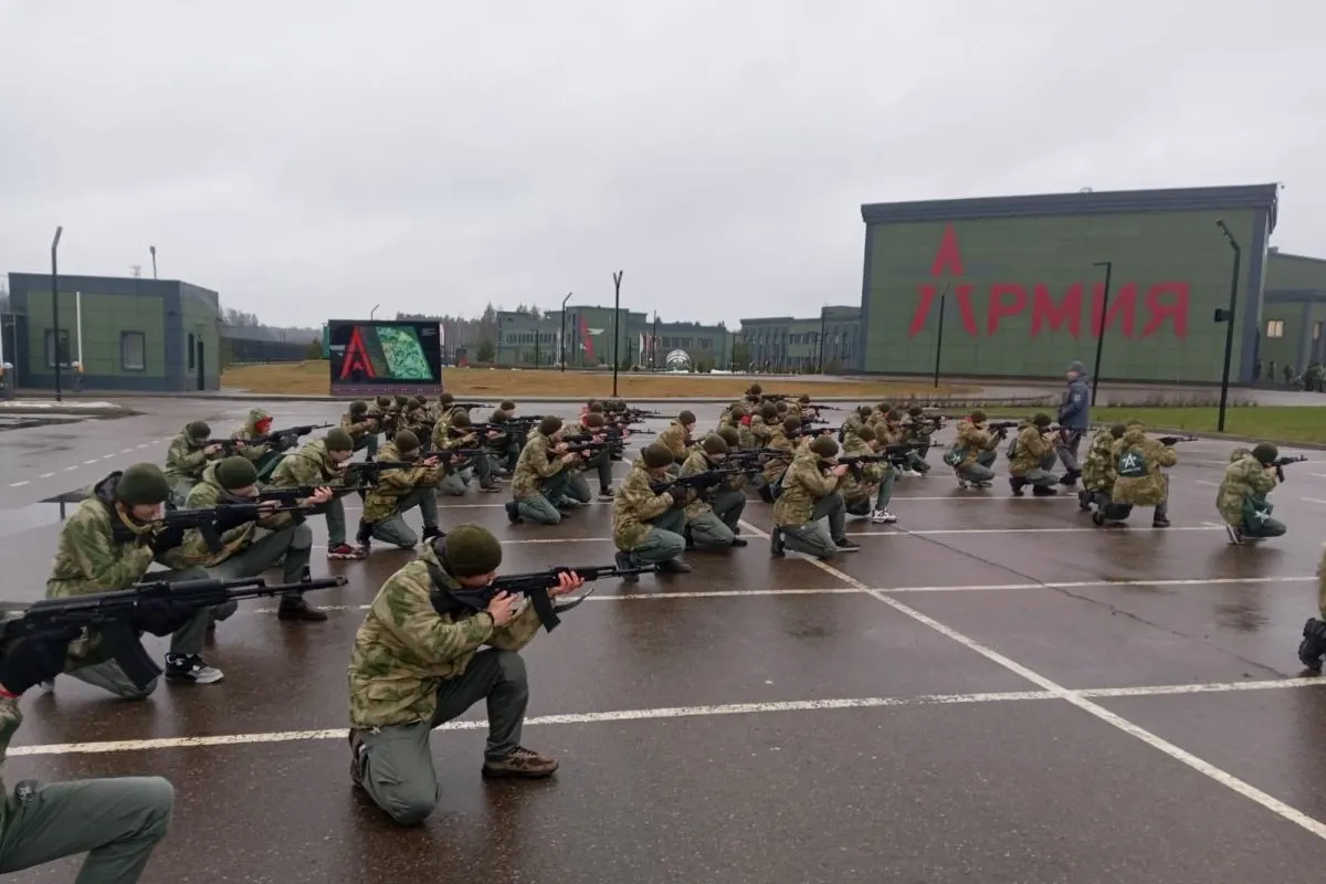 За последние пять лет из бюджета направили как минимум 50 млрд рублей на создание и содержание центров, где школьники проходят обязательные военные сборы; в программах — строевая подготовка, стрельбы, обращение с оружием и управление дронами, а участники сообщают о попытках вербовки.