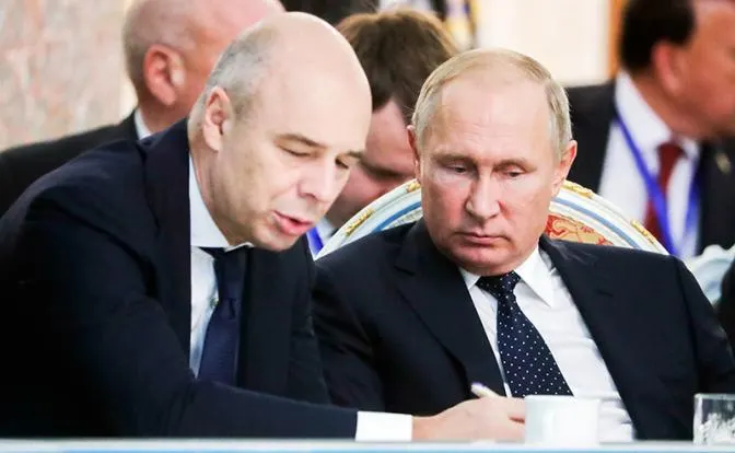 Депутат Госдумы заявил, что Минфин фактически признал невозможность выполнения предложенного бюджета: дефицит вырос до 5,9 трлн рублей, ведомство анонсирует его корректировку.