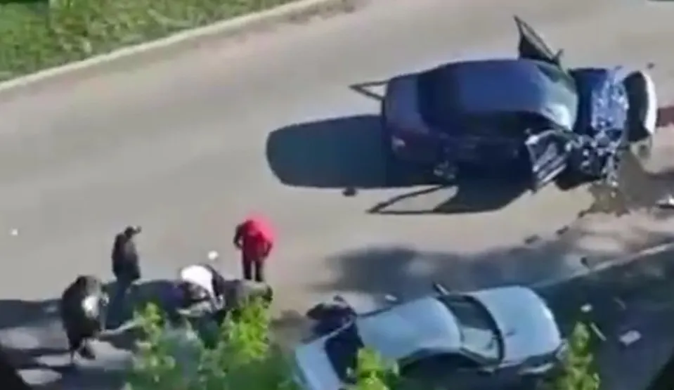 На набережной реки Уфа в Сипайлово столкнулись два автомобиля. На месте работают экстренные службы, есть пострадавшие; обстоятельства происшествия уточняются.