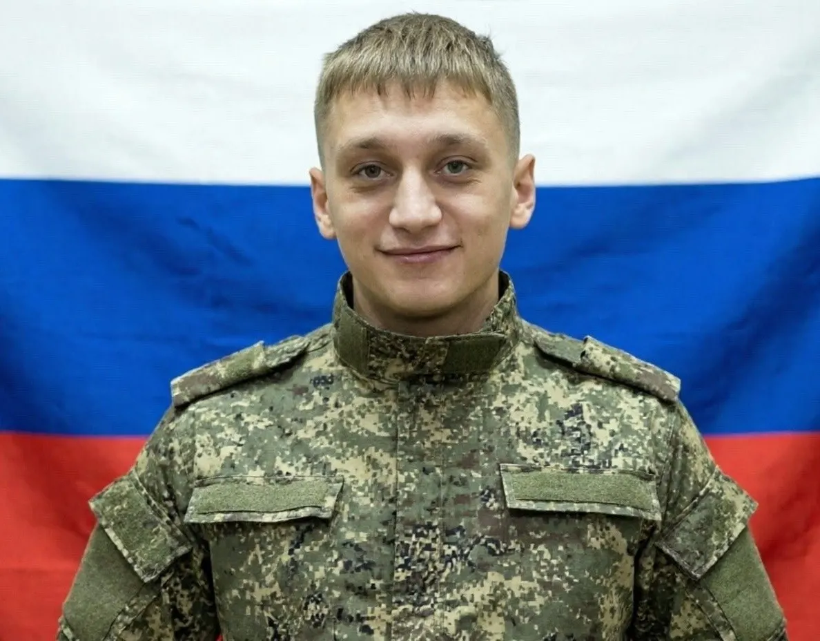 23-летний студент из Бурятии подписал контракт на службу в войска БПЛА в январе 2026 года и погиб в апреле — спустя три месяца. Родственники утверждают, что из учебных заведений шла активная вербовка студентов на годовые контракты с обещанием вернуть их в учебу.