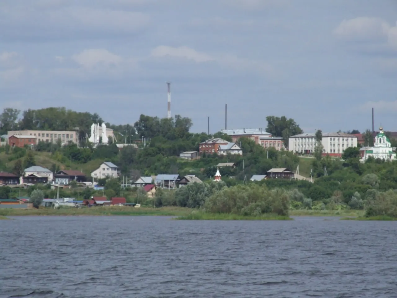 Несколько эпизодов указывают на систематические нарушения при распоряжении землями в Каракулинском районе: от спорных выделов пайщикам до аренды участков водного фонда.