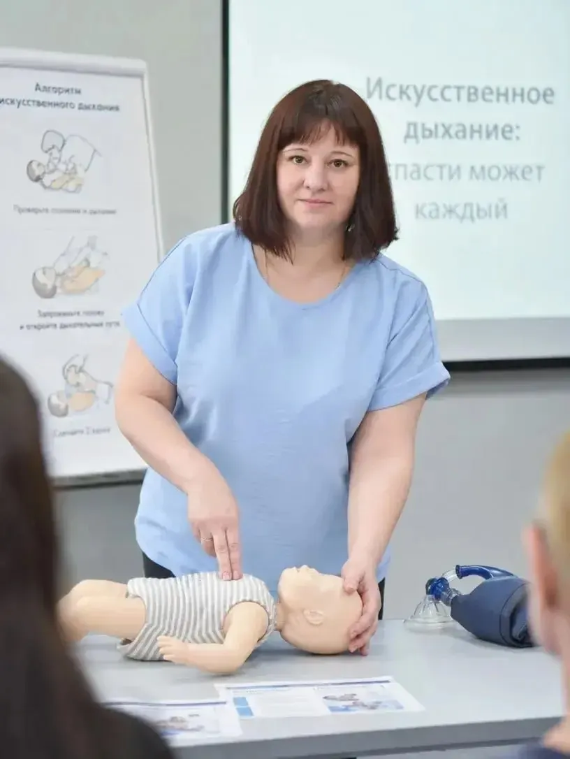 Во время урока третьеклассница начала задыхаться — медсестра городской больницы № 5 провела непрерывную сердечно‑лёгочную реанимацию, к приезду скорой ребёнок пришёл в сознание, в больнице извлекли инородное тело.