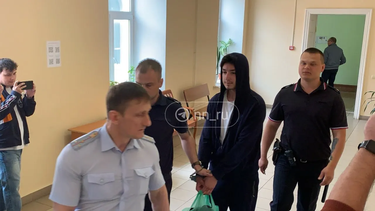 Сегодня суд решит меру пресечения: мужчине предъявлены обвинения в хулиганстве и в действиях, угрожающих безопасности транспортных средств. Следователь намерен ходатайствовать о домашнем аресте.