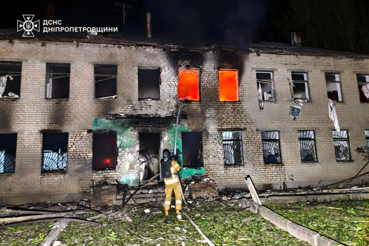 Силы ПВО сообщили о сотнях сбитых дронов над несколькими регионами, в Новороссийске горел нефтекомплекс, МВД объявило Каспарова в международный розыск, в Кызыле возбуждено дело против воспитателей, а Роспотребнадзор приостановил продажу ряда армянских вин и коньяков.