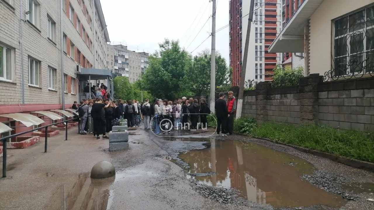 Из учебного заведения на улице Пушкина вывели людей, на месте работают экстренные службы, проводится проверка.