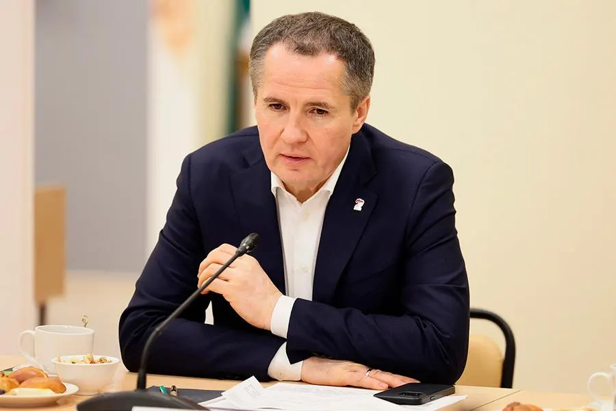 Вячеслав Гладков ушёл в отпуск 16 апреля и продлил его ещё на две недели. Источники связывают это с обсуждениями возможной отставки и переводом на иной пост. Ситуация совпала по времени с арестом мэра Уфы и вызывает вопросы о реакции федеральных властей на популярность региональных руководителей.