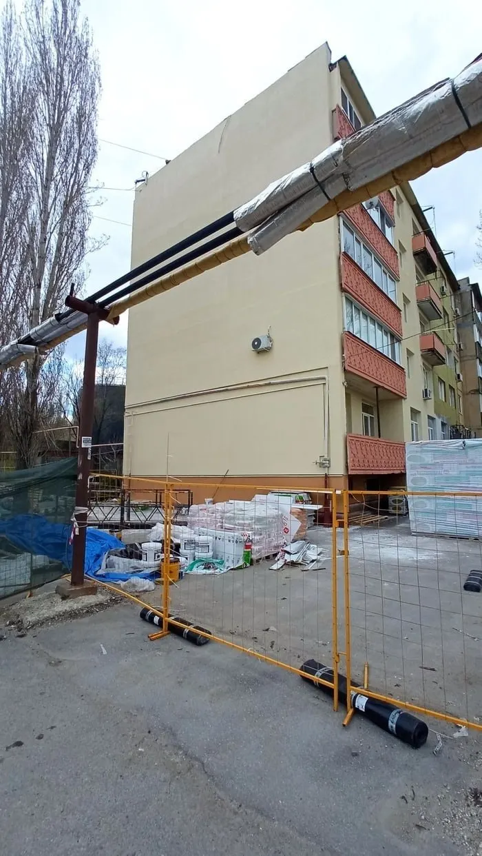 В поселке Жасминный (Саратов) фасад жилого дома закрыли утеплителем — из‑за этого полностью перекрылся мурал «Ватрушки», созданный художницей Юлией Чиж два года назад.
