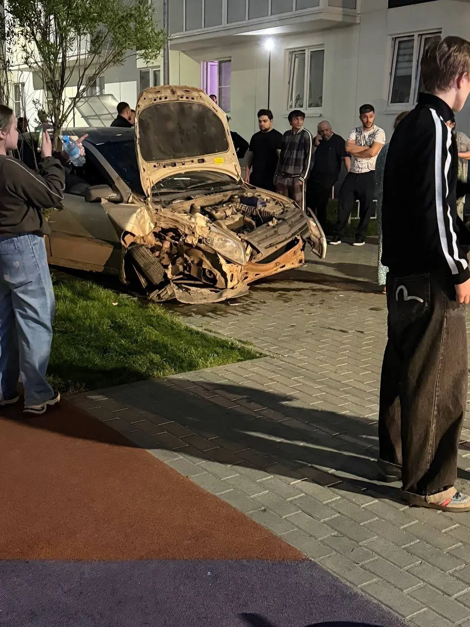 Вечером 15 мая в жилом комплексе «Торпедо» 54‑летнему водителю стало плохо за рулём: автомобиль протаранил припаркованные машины и въехал в крыльцо подъезда. Мужчина скончался до приезда скорой, пассажирка не потребовала госпитализации.