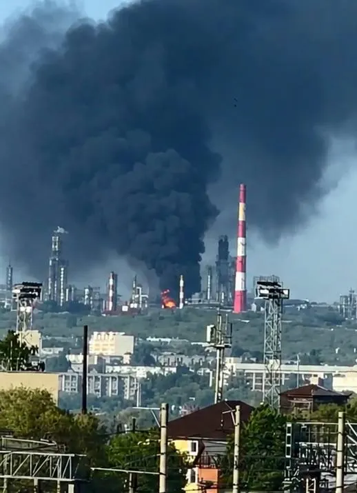 Ночные удары беспилотников привели к гибели двух человек в Сызрани и ранению троих в Белгородской области. Сообщают о возможном пожаре на Сызранском НПЗ; Минобороны заявляет о перехвате 121 БПЛА.