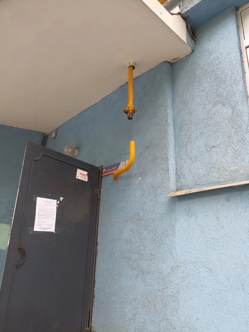 На улице Ново-Вокзальная, 203 работники газовой службы из-за подозрения на утечку перекрыли подачу газа всему дому; жильцы жалуются на длительные проверки и отсутствие аварийной службы.