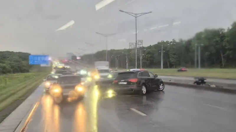 На Московском шоссе встало движение: из‑за ДТП заняты левый и средний ряды, затор тянется от района «Самолёта».