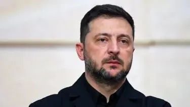 Президент Украины заявил, что несмотря на объявленное перемирие российские силы продолжают активные боевые действия; за сутки зафиксированы сотни штурмов и почти 10 тысяч атак дронами, Киев обещает зеркальный ответ при эскалации.