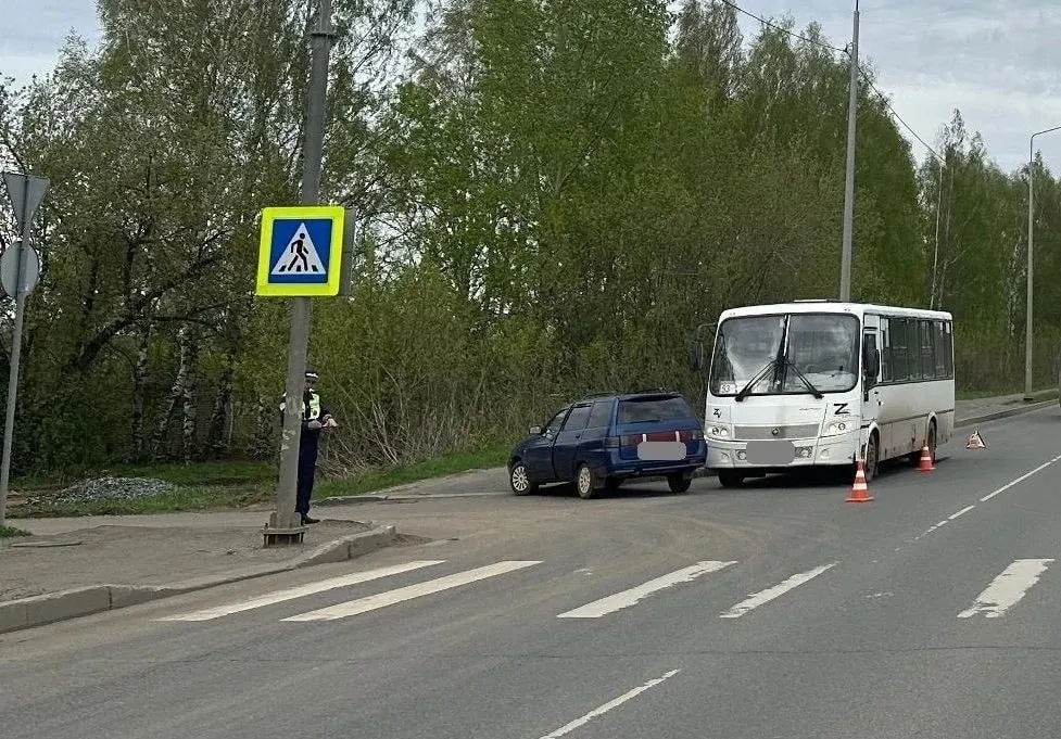 14 мая днем на ул. Щорса автобус ПАЗ городского маршрута №53 столкнулся с автомобилем ВАЗ-2111. В салоне пострадала 67‑летняя пассажирка.