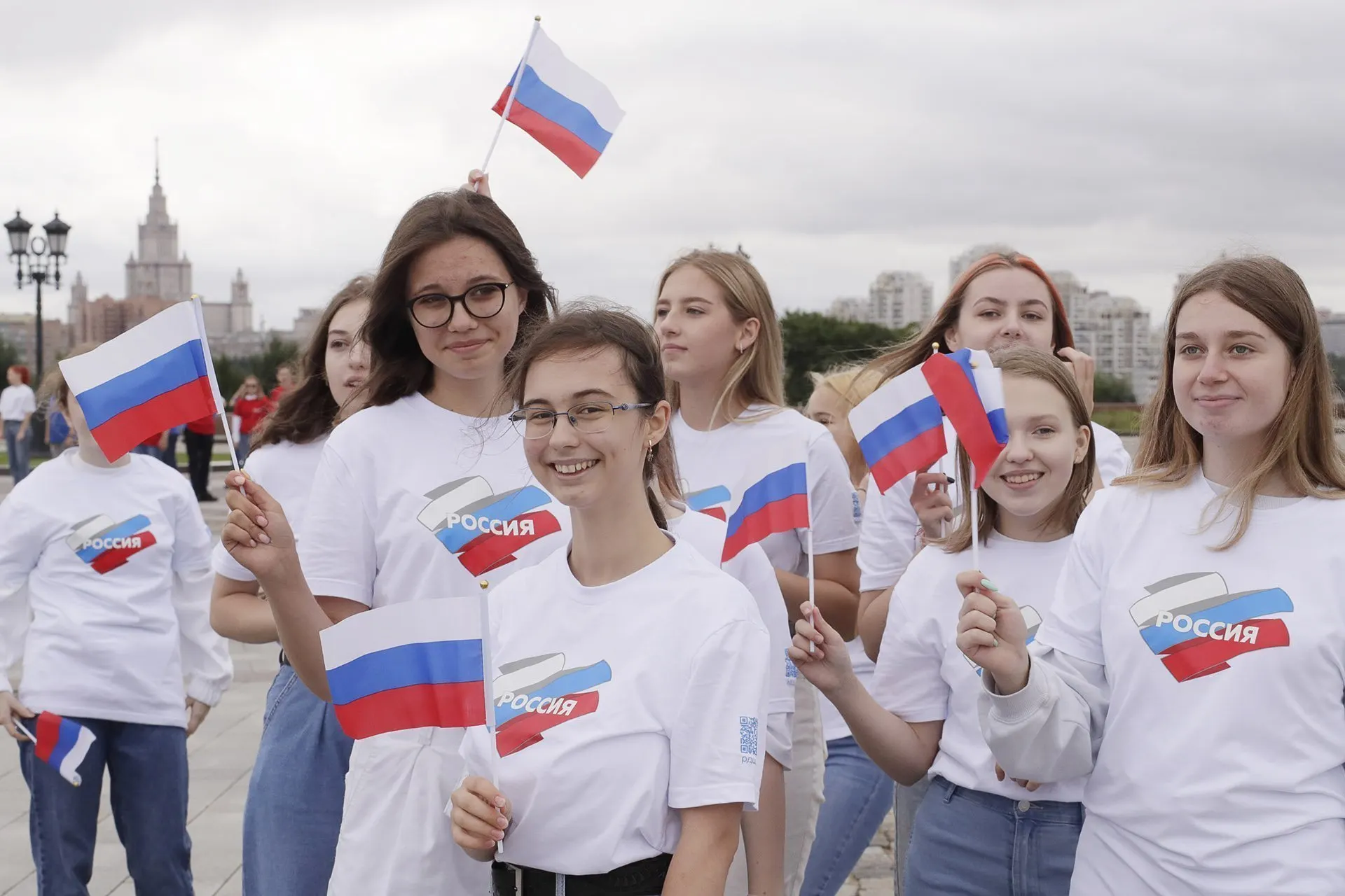 Бюджеты на патриотические проекты в ближайшие годы вырастут до сотен миллиардов рублей, однако эксперты считают, что применяемые статистические методики систематически завышают результаты и не отражают реального влияния на молодёжь.
