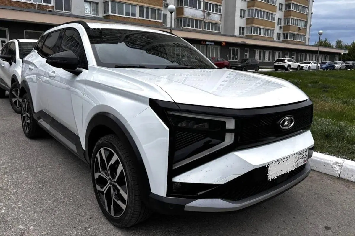 LADA Azimut проходит финальные дорожные тесты в Тольятти. Ожидаемая цена — около 2,7–2,9 млн ₽, продажи — предположительно в конце года.