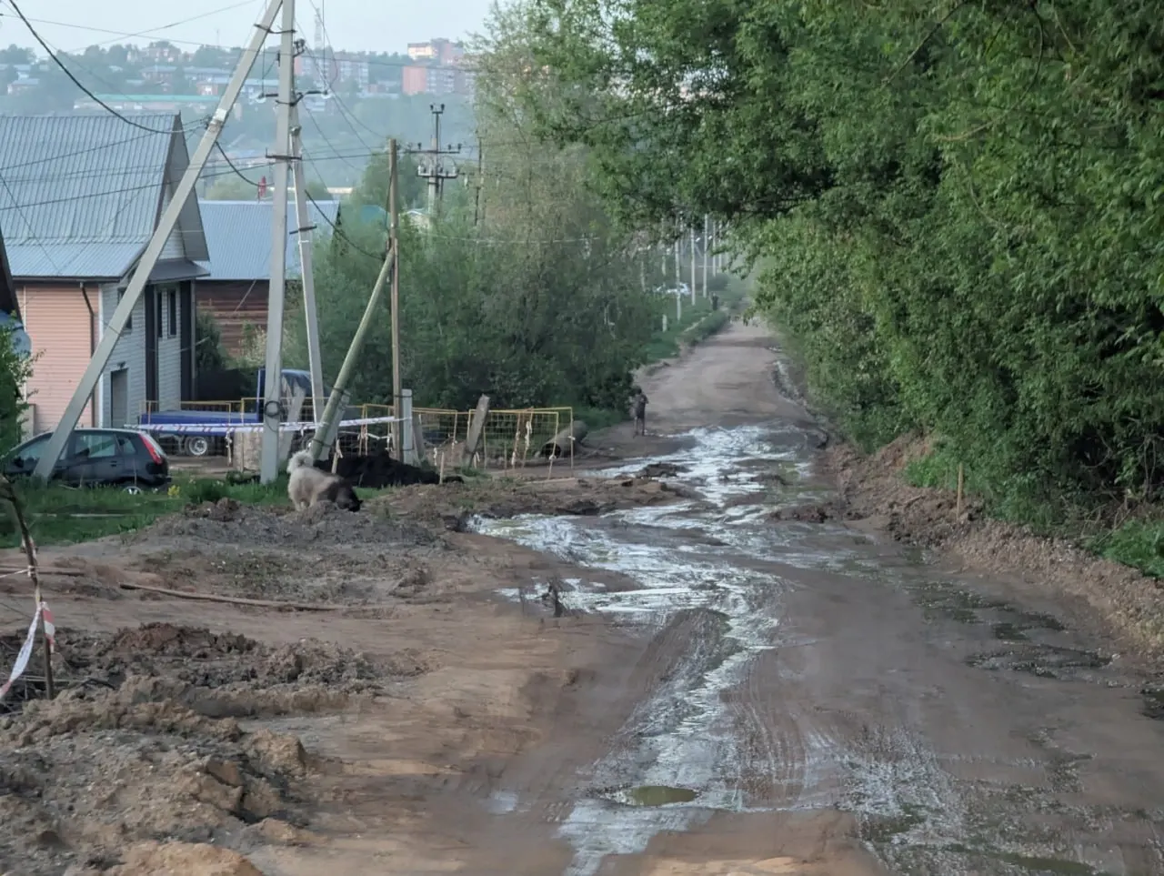 В 2026 году на улице Совхозная в Воткинске обновили ветхий водопровод, который жители просили заменить ещё в 2023 году; ремонт дороги пока остаётся под вопросом.