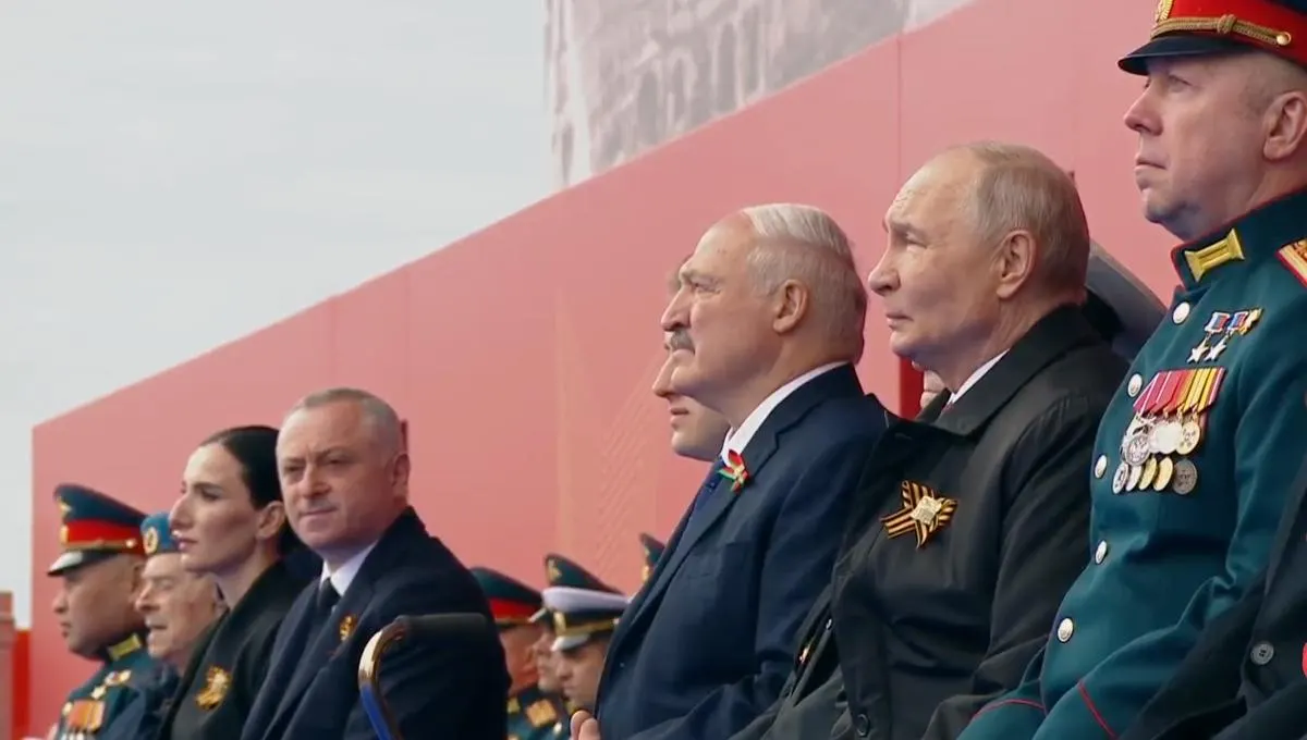 Президент в своей речи назвал День Победы священным праздником, связав подвиг советского народа с современными бойцами «специальной военной операции». На трибуне рядом с ним впервые разместили участника «СВО» наряду с ветераном Великой Отечественной войны.