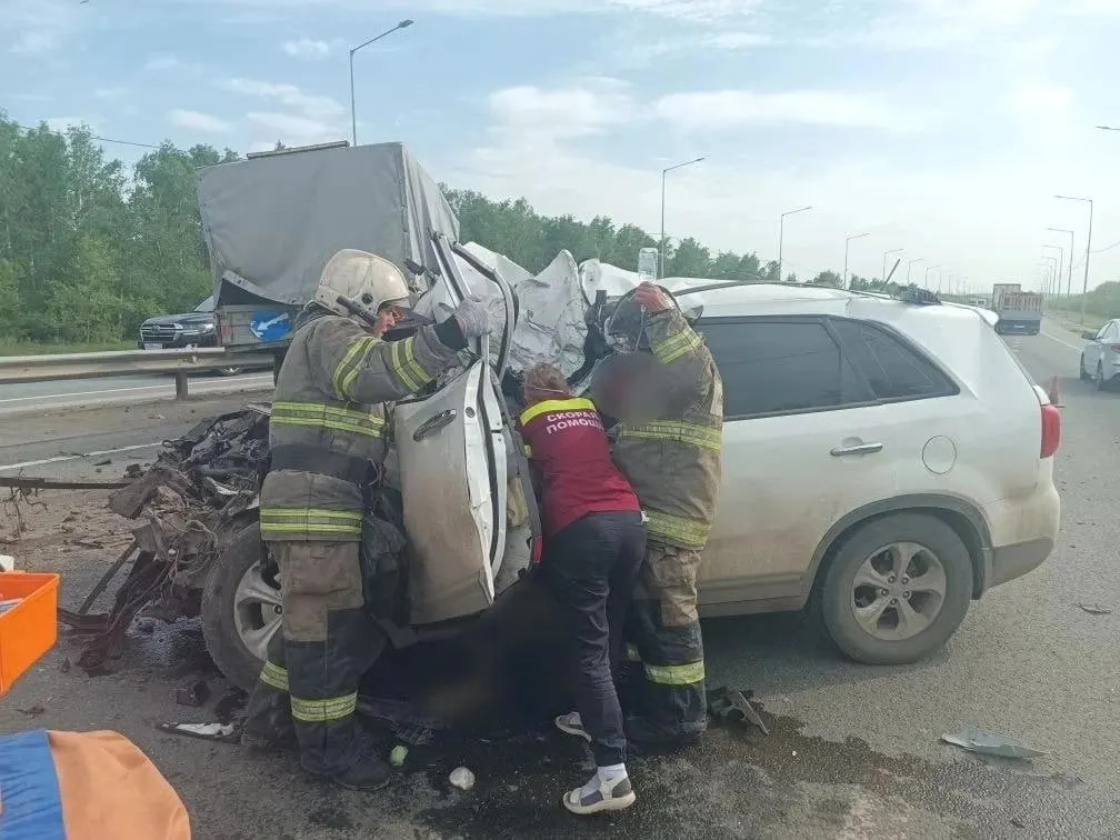 На участке М-5 в Красноярском районе столкнулись Kia Sorento и ГАЗель. 26‑летнего водителя кроссовера госпитализировали, причины аварии устанавливают правоохранители.
