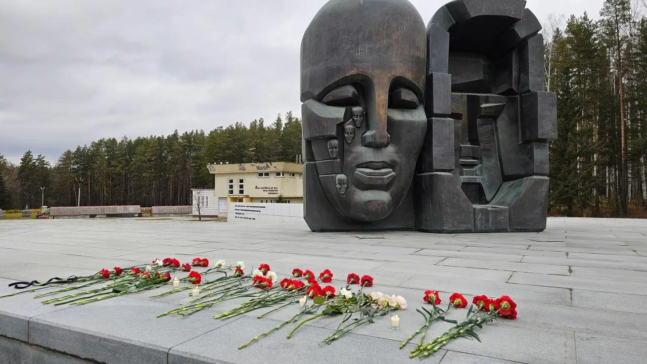 30 мая в 13:00 у Мемориального комплекса памяти жертв политических репрессий в Екатеринбурге состоится панихида. Для горожан организованы бесплатные автобусы от администрации города (отправление в 12:00, обратный рейс — 14:15).