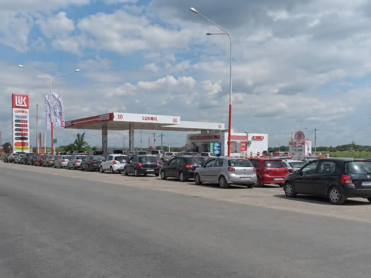 Жители Самары сообщают о серьёзных очередях на автозаправках: в отдельных районах люди стоят по несколько часов и получают лишь небольшое количество топлива.