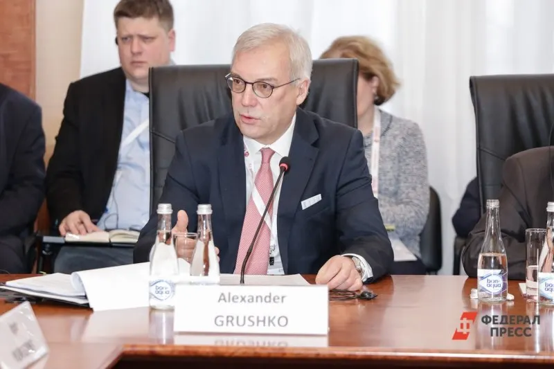 Замминистра иностранных дел Александр Грушко предупредил, что любые попытки НАТО блокировать или применять силу против Калининградского эксклава приведут к серьёзным последствиям; он также отметил рост военной активности в Балтийском море и отверг риск захвата региона.