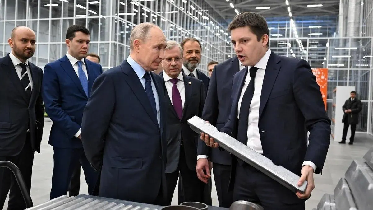 Суд в Белгороде заключил под стражу бывшего гендиректора компании «Транспорт будущего», занимавшейся производством БПЛА и открывшей завод в Тольятти. Его подозревают в мошенничестве в особо крупном размере; ранее в адрес компании высказывали претензии по происхождению поставляемых дронов.