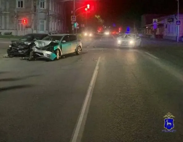 На улице Интернациональной 43 водитель Kia не уступил дорогу при повороте и столкнулся с Lada Granta. В результате пострадали оба водителя и пассажир иномарки.
