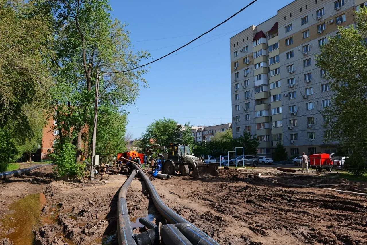 В Энгельсе при режиме ЧС начали возведение обходной ветки самотечного коллектора методом горизонтально‑направленного бурения. Параллельно продолжают откачку воды, дезинфекцию и планируют перерасчёт коммунальных платежей для пострадавших жителей.