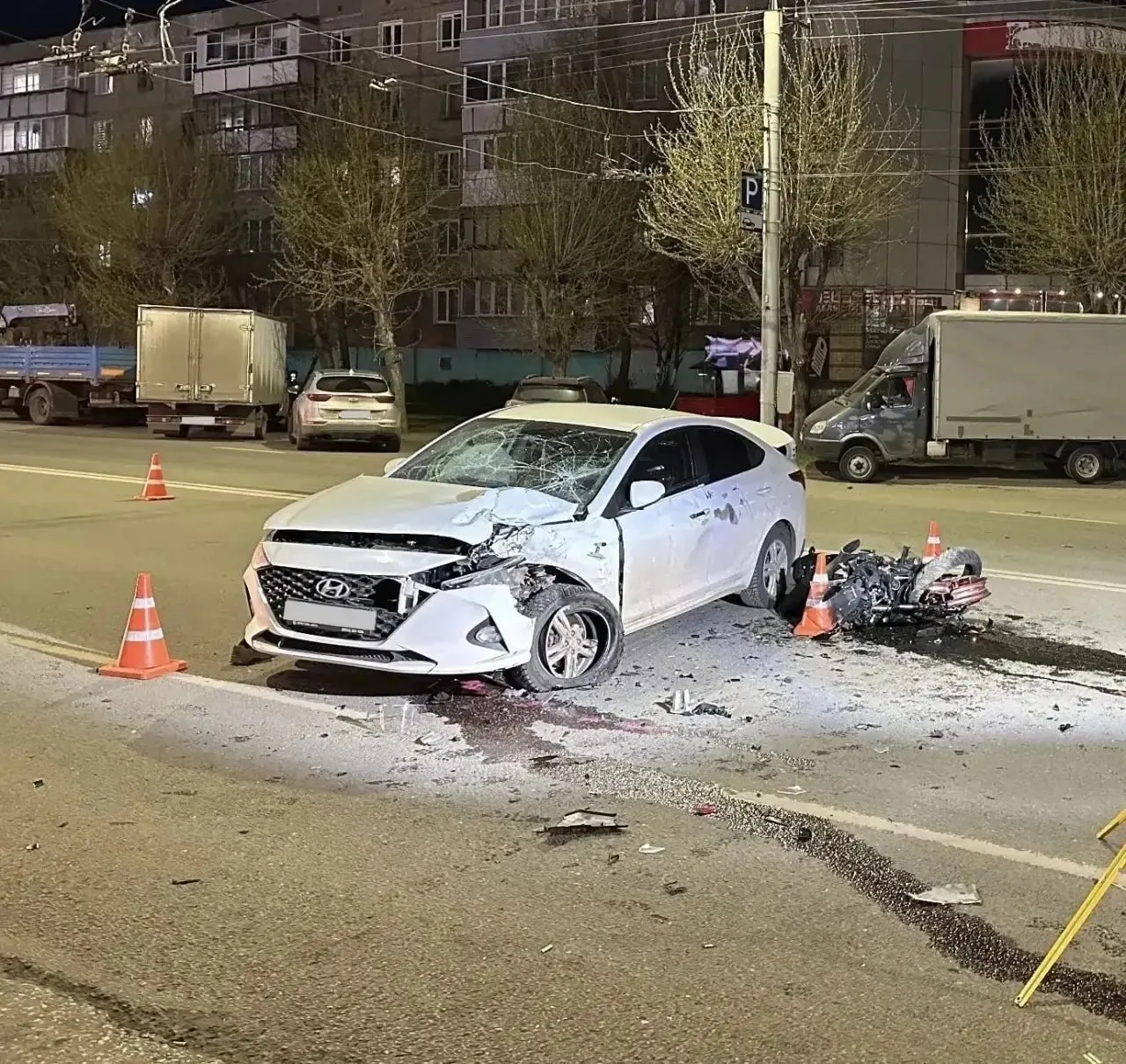 21-летняя водитель «Hyundai Solaris» при повороте через двойную сплошную столкнулась с мотоциклом; 25-летний мотоциклист погиб, возбуждено уголовное дело по ч. 3 ст. 264 УК РФ.