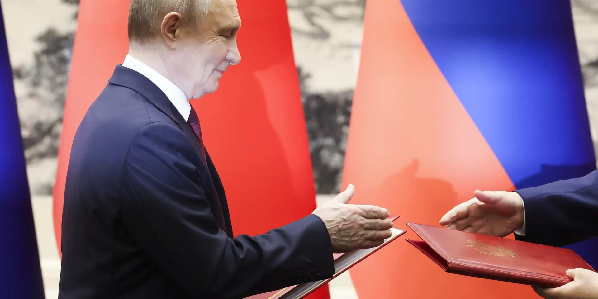 После двухдневных переговоров и подписания ряда соглашений ключевого прорыва по газопроводу «Сила Сибири — 2» не произошло; единственным заметным результатом стало продление безвизового режима до конца 2027 года.