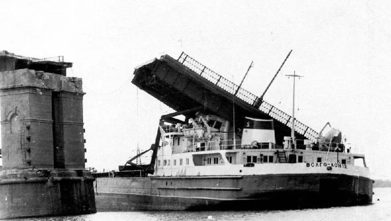 15 мая 1971 года корма теплохода «Волго‑Дон‑12» зацепила опору автомобильного моста через реку Самару; плита рухнула на судно, погибла жена судового электрика, капитан получил ранения. Мост восстановили через год.