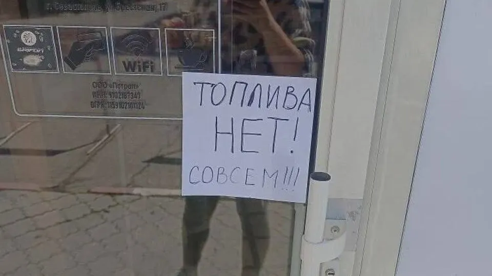 С 31 мая в аннексированном Крыму вводятся талоны на АИ‑95 и лимиты на АИ‑92 (не более 20 л на одно транспортное средство), заправка в канистры запрещена. Ограничения связаны с повреждениями НПЗ и проблемами логистики; по всей стране фиксируют остановки переработки, а правительство ужесточило контроль за выпуском и распределением топлива.