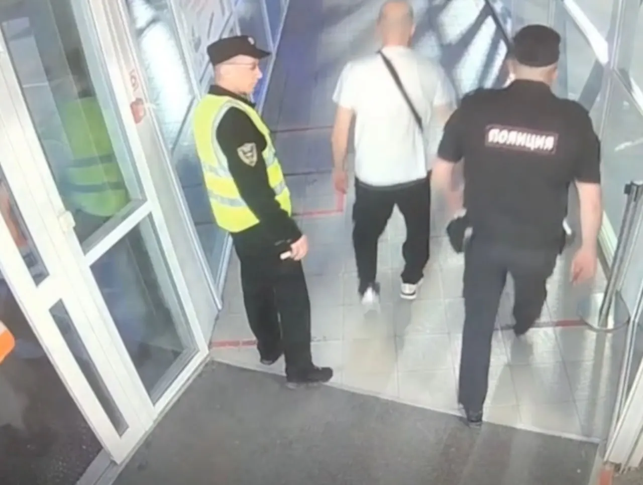 В аэропорту Сургута пассажир в состоянии алкогольного опьянения отказался пристёгнуть ремень и грубо обращался с бортпроводниками; рейс вернули на стоянку, мужчине выписали штраф и поместили на сутки в центр соцобслуживания.