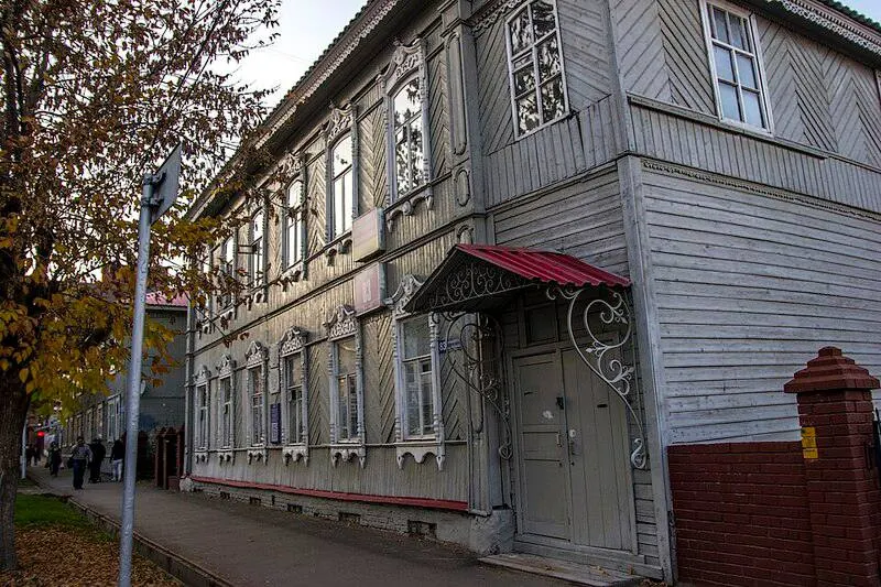 За несколько дней в Уфе фактически уничтожили две памятные постройки конца XIX века — владельцы называют работы реставрацией, горожане и защитники наследия говорят о варварстве и требуют привлечь нарушителей к ответственности.