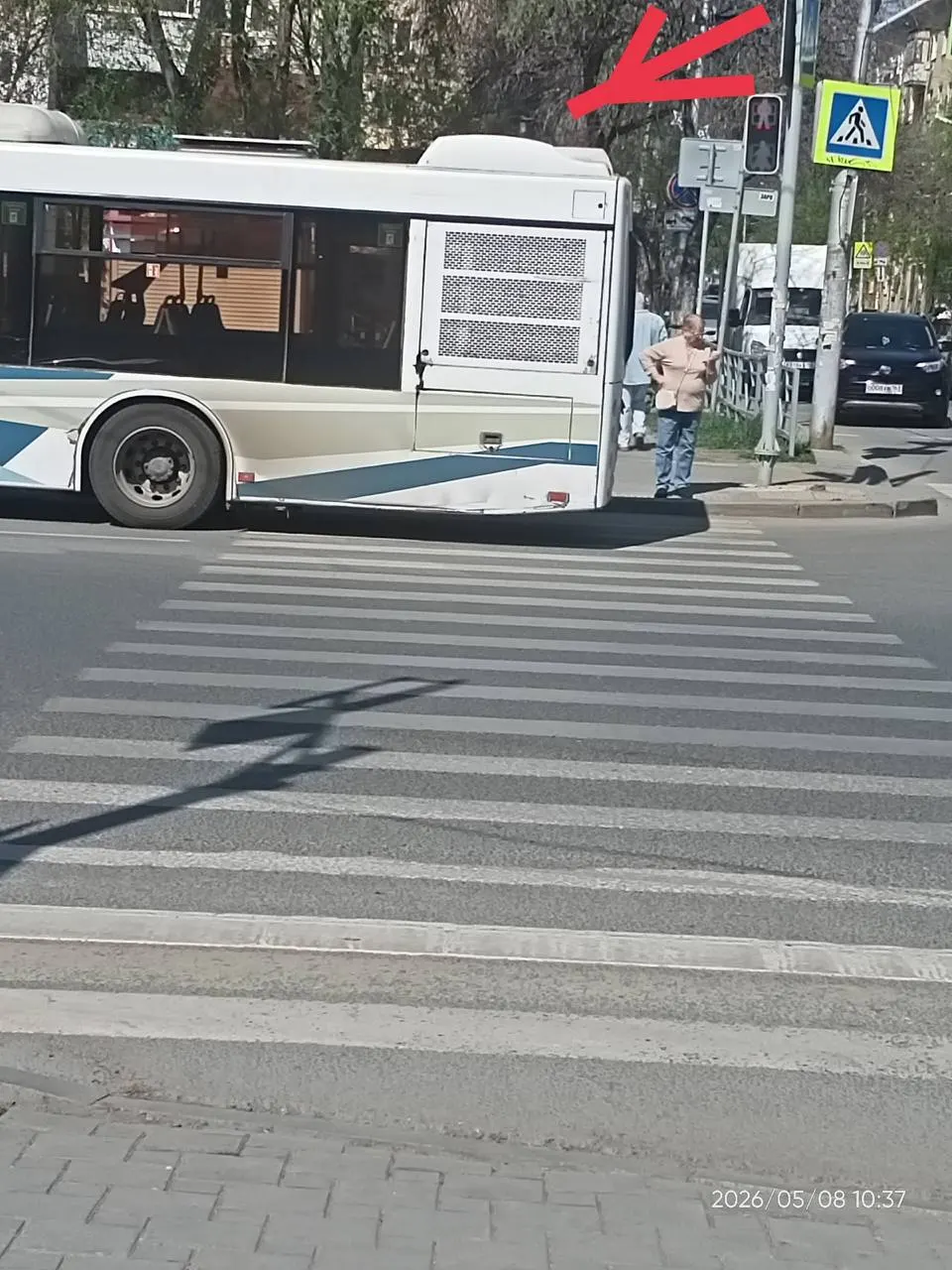 Автобусы на улице Агибалова регулярно занимают «зебру» напротив Губернского рынка с работающими двигателями; жители просят установить запрещающий знак и усилить контроль.