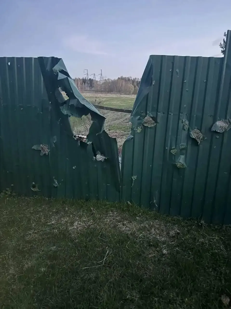 В Волоколамском округе погиб 77-летний мужчина. В Московской области были сбиты шесть беспилотников, в Ленобласти — около 60. В Приморске ликвидировано возгорание после отражённой атаки, Министерство обороны сообщает о более чем 330 сбитых БПЛА.