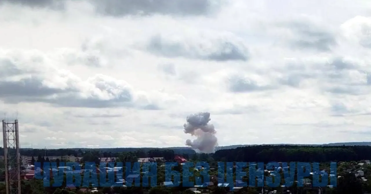 В Чувашии около 15:00 объявили ракетную опасность, после чего жители услышали сильный хлопок над Чебоксарами. МЧС объяснило инцидент хлопком при сжигании отходов на заводе, пострадавших нет.