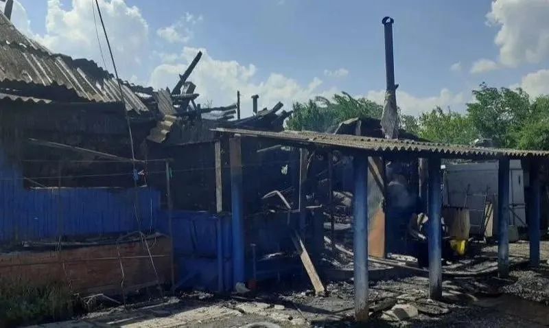 В частном доме в поселке Нижнеозерецкий произошёл пожар, в результате которого погибли мужчина и женщина. Огонь охватил около 80 кв. м; к тушению привлекали 12 человек и 4 единицы техники, угрозу соседним постройкам удалось предотвратить.