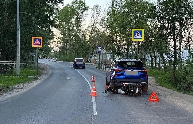 ДТП случилось вечером 21 мая на ул. Слобода Столбики: электросамокат под управлением 17‑летнего юноши столкнулся с «Киа Рио», за рулём которой была 56‑летняя женщина. В результате пострадал 17‑летний пассажир электросамоката.