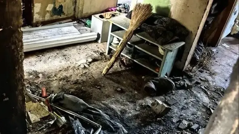 Пожар в жилом помещении в Саратове: спасатели проникли в запертую изнутри квартиру, вывели троих мужчин; хозяин госпитализирован с отравлением продуктами горения.