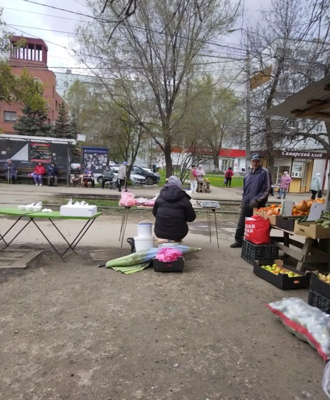 Напротив стоматологической клиники на Советской, 7 развернули несанкционированную уличную торговлю: пешеходная дорожка заблокирована, у трамвайной остановки — мусор и продукты без охлаждения. Жители жалуются на отсутствие реакции со стороны ответственных органов.